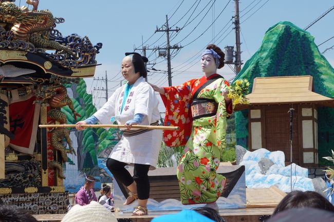 前後のつながりはよくわかりませんが、二人が息を合わせてあらよっと。