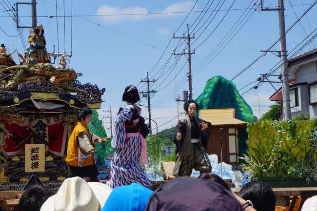 問い詰める追手に、決して渡してはならじと身構える楓。しかし、追手はもう刀を抜いています。