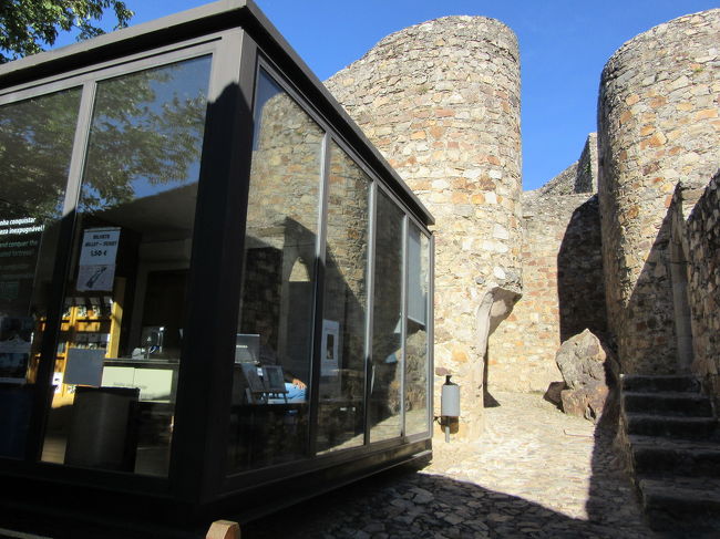 ガラス張りの中でチケット売ってます。入場料1.50ユーロで、カステロへ