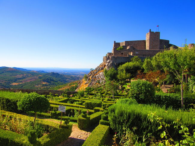 朝ごはんを済ませ、カステロへ行ってみます。<br />カステロの手前は綺麗に整備された庭園になってました。