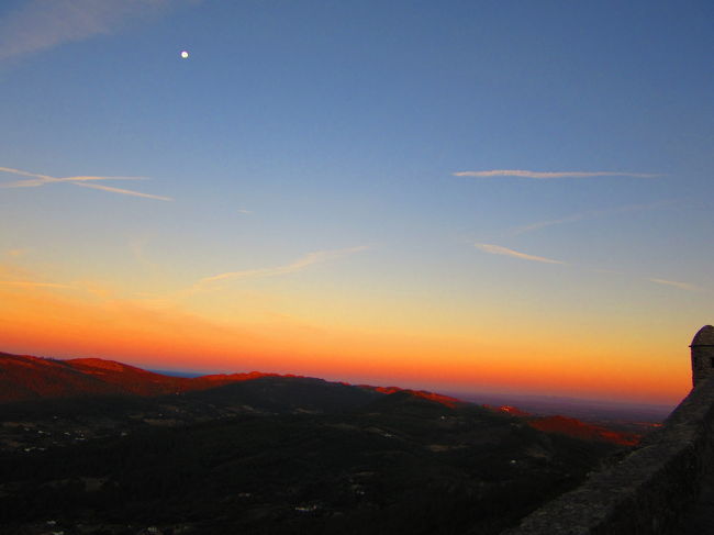 おはようございます、マルヴァオン２日目朝です。<br />日の出のテラスから<br />こっちは西側なので朝日は見れません。外へ出て見ようかと思ったのですが、かなり寒くて…諦めました。<br />(;o;)