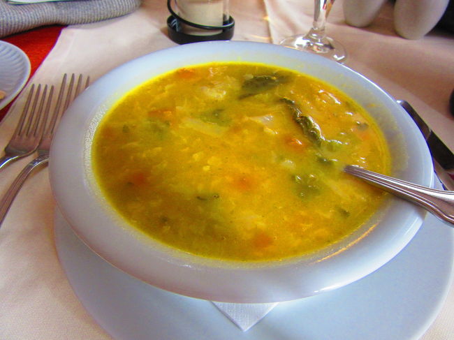 ホテル「El Rei Dom Manuel」でランチ。<br />まずはカルド・ヴェルデ<br />ポテトスープをベースに、千切りのちりめんキャベツを煮込んだ野菜のスープです。