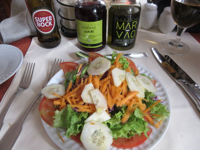 あとはパンとサラダ！<br />これにビール(瓶)と食後のカフェでお腹いっぱいです。12ユーロのお支払で。