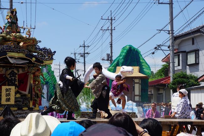 二人の追手を威嚇する大蛇。