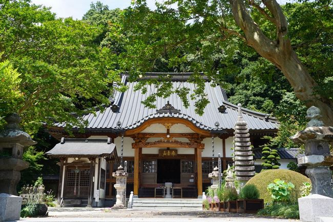 創建は、正治元年（1199年）という古刹ですが、境内は明るくて、石塔を配した本堂も生き生きとしています。<br /><br />