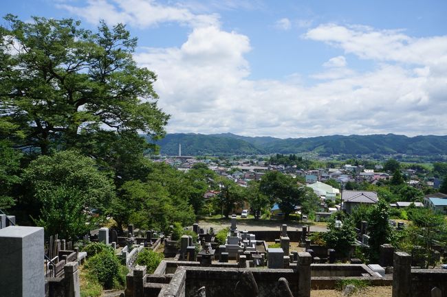 烏山初代城主、那須資重の庇護も受け、墓地には一番奥の方ですが、那須家6代の墓碑。織田信長の位牌もあるようですが、それは拝観できるような感じではありませんでした。