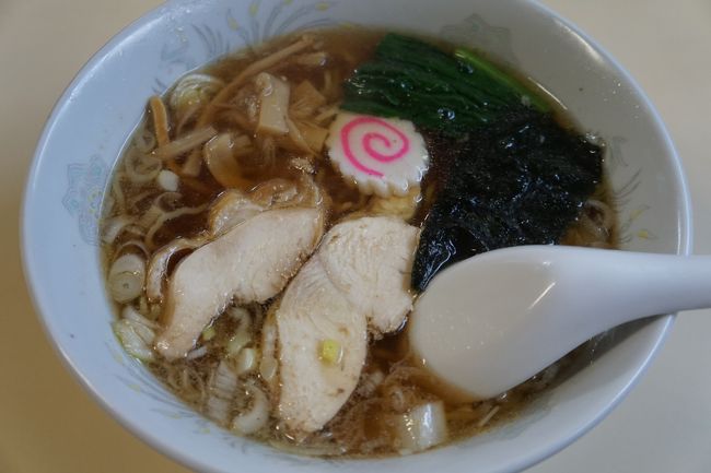 で、いただいたラーメンは、インパクトという意味ではあまりないのですが、地元の人が久しぶりに帰ってくるとここのラーメンを食べるというのは分からないではない。麺にも出汁にも具にも、家庭的な味わいがあると思います。