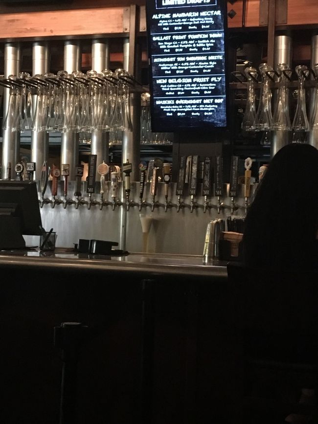 ヤードハウスのハッピーアワー♪<br />１４時半くらいに行きましたが、サクッと座れました☆<br /><br />まずは乾杯♪