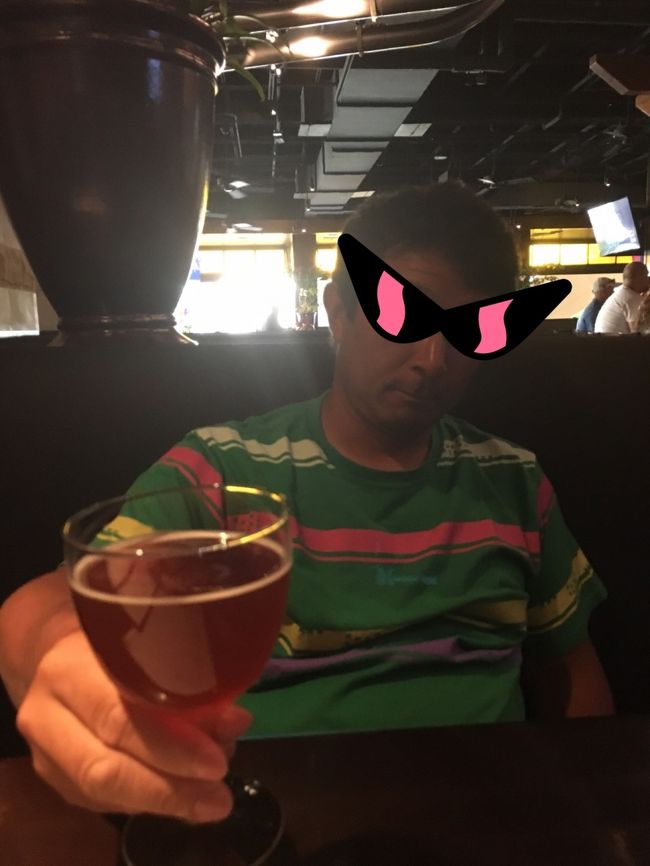 タロさんも乾杯したのに、写らずσ(^_^;)<br /><br />ハワイ産のビールをチョイス。<br /><br />いろんな味を楽しみたくて、ハーフヤードグラスのものは注文しませんでした。