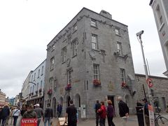 ゴールウェイの歩行者天国にありました。

探すも何も、通りを歩いていれば

どーん！

とそびえてます。