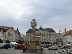 緑の広場と三位一体の像（Sousoší Nejsvětější Trojice）に降りてきました。