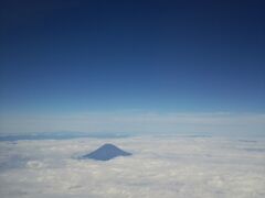 もちろん富士山が見える側の窓際です！
5月と違い雪が無いです！
雲海からポッコリこんにちは♪