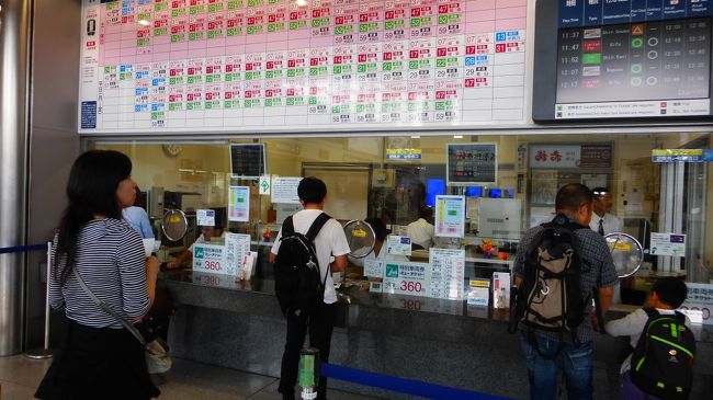 窓口で訊いた所、窓側はもう一杯との事だった為、ミュースカイはあきらめて、復路に乗る事にしました。