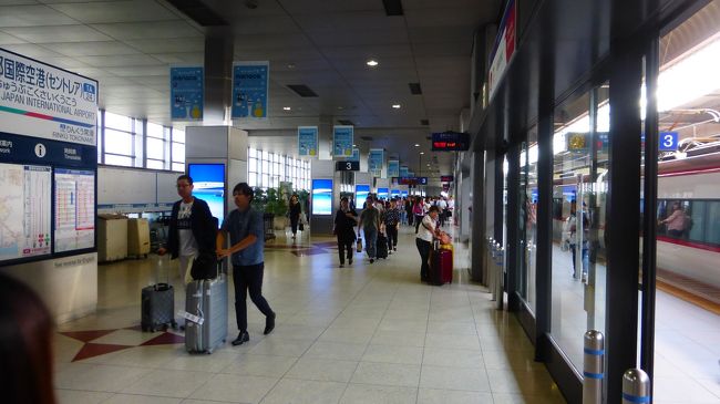 コンコースとホームに仕切りがありました。<br /><br />平行移動のみでホームまで来られるのがグッドです。