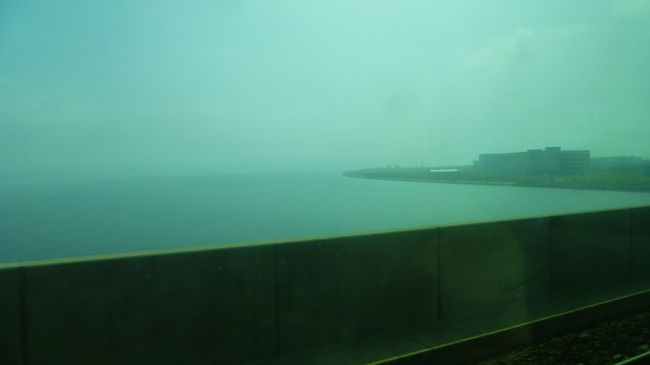 連絡橋を渡っています。