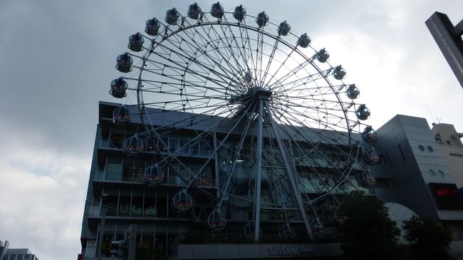 錦通の反対側に、観覧車がある建物がありました。