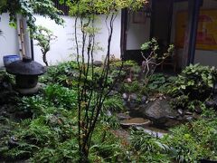 奥に茶房があるみたい。

茶房「速魚川」

すてきなお庭もあって。

ここで　ごはんにします。

この建物は有形文化財だそうです。