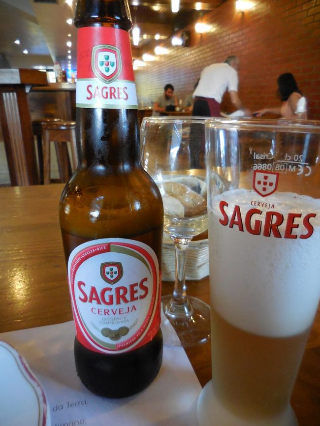 さて、夕食。<br />また夕食難民になりそうだった・・・。<br />カフェが多く、お米を食べたかったのですが何処も２人前からと。<br />そこで、このバーに。<br /><br />何故か７時まで待てと。<br />１５分ほどしたら英語を話せる女の子が注文を聞きに来ました。<br />まずはポルトガルのビール。<br /><br />わざわざ待たされるほど、私の英語はすばらしくないんだけど。。。。