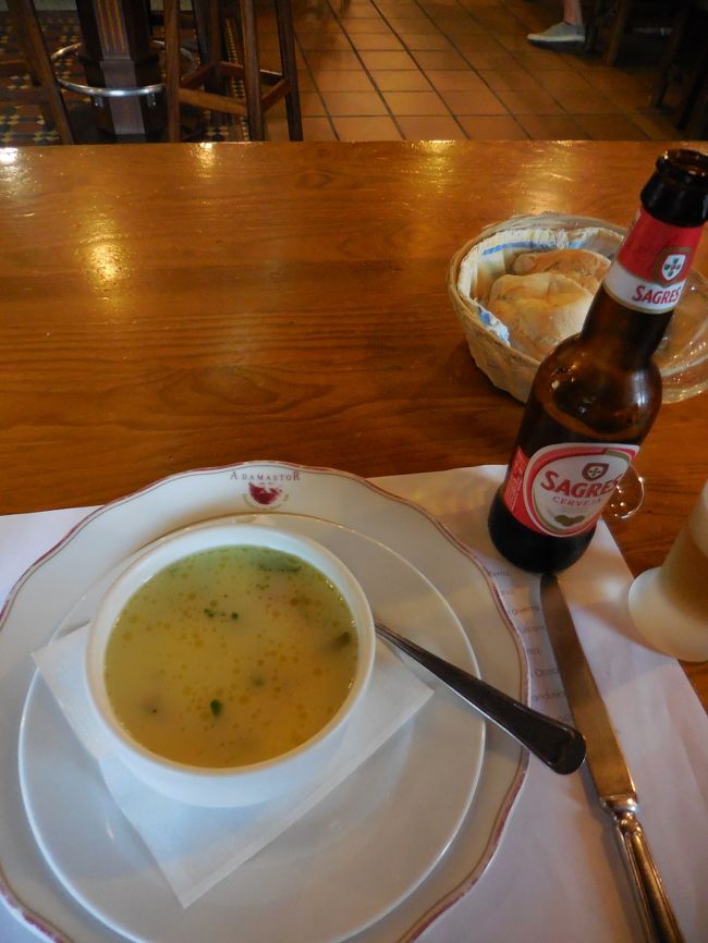 タコのリゾットは無いと言うので、スープとタコのサラダとご飯を注文。<br /><br />しかし！<br /><br />あまりにも大きな、トレーの様なお皿にご飯が山盛り。<br />４人分はありそう！<br />散々、私は一人だと言ったのに、問題ないと。<br /><br />その様子を見ていた隣のテーブルのおじさんたちが私を面白がり・・・・