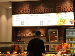 夕食はインドカレー。ノースインディアンフレーバーというお店。
というか、Ｍｙｅｒの地下のフードコートにあったお店。
インド人ぽい人たちがいっぱい買いに来ている。
インド系の人も多いんですよね。さすが、移民の国。
