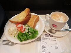 まずは朝ごはん
ベッカーズを見つけたので入ってしまえ！
価格重視です！けっこういい感じの内容！
最近はどこも高いから！
大昔はモーニングってコーヒーに50円くらいで付かなかった？