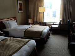 「名古屋観光ホテル」

チェックインは14時からなのですが、宿泊者は12時から駐車場が無料で利用できます。12時半ごろ到着、チェックインの手続きだけでもとフロントへ行くと、部屋の用意もしてあるとのことで、しばし部屋で休憩☆