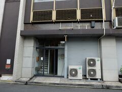 こちらがそのケーキ屋(カフェ)さん。
「ノコス ア レタージュ」
この階段を上がったところにお店はあります。