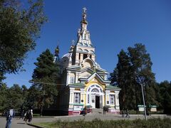 ゼンコフ正教教会。迷った末についにたどり着きました。
ロシア正教会スタイルの教会を見るの初なので、嬉しかった( ´ ▽ ` )

２８人のパンフィロフ騎士公園の中にあり、若いカップルが散歩を楽しむ姿がよく見られました。