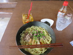八重山そばで昼食☆鰹出汁と牛肉が柔らかくて美味しかった！
さんぴん茶ともずく酢付で700円！
石垣島ヴィレッジ前のカフェです。
親切でいいお店でしたよ♪

バスターミナルから徒歩数分のホテルピースランド石垣島へ荷物を預けて
フロントのお姉さんに台風情報を聞いたら、石垣島はそれてるから大丈夫だろうけど那覇からの便が飛ばない可能性が有ると。
詳しいことは空港に聞いた方がいいと言われまし
半袖に着替えて荷物を預けてから入った昼食です
