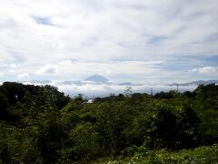 途中で双葉SAに入りました。
ここには、富士山のビューポイントがあります。