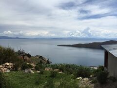 時間が迫ってきたので、頂上までは行けず。
月の島が見えます。

島ならではの厳しい山道の途中にもホテルやゲストハウスがあります。かなりな急勾配なので、ロバが観光客の荷物を背負って上がっていってました。