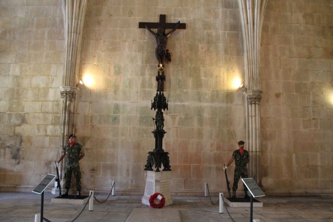 無名戦士の墓。第一次世界大戦などで亡くなった戦士たちの墓を今も交代で守っている兵士。