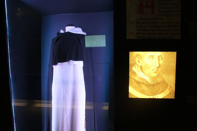 以前は食堂として使われていた場所は小さなミュージアムとなっていた。この人物をとりたてて紹介されていた。目がヤバいが、一体誰なのだろう？