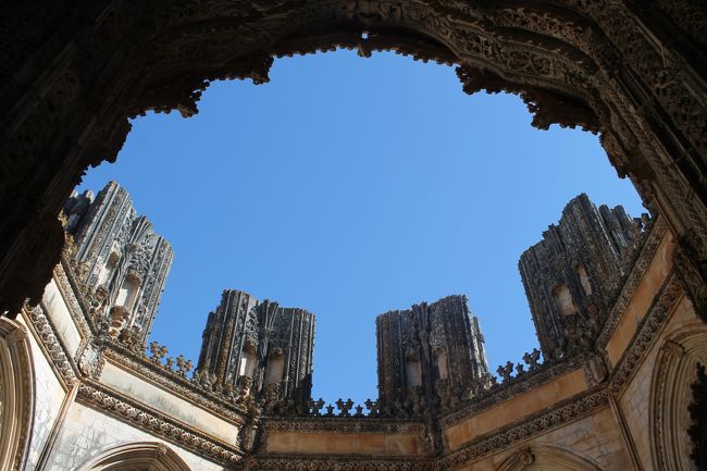 未完の為に天井はポッカリと穴が空いている。でも晴天の青空が見えるのでこれはこれで良い。