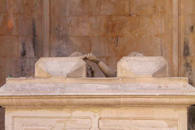 この礼拝堂内に安置されている王と王妃の棺。よほど仲が良かったのだろう、手をつないでいた。