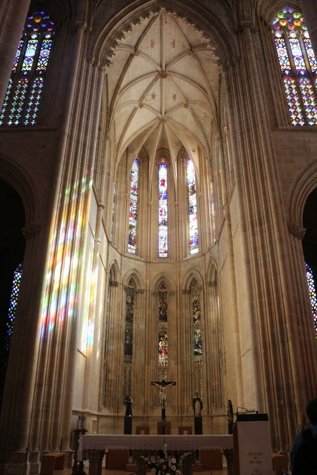 教会内。天気が良いので、ステンドグラスからの光が差し込む。