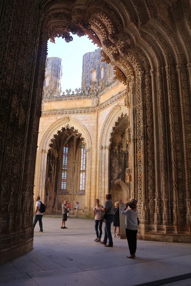 続いて未完の礼拝堂。入口の彫刻が幾層にもなっていてすごい。なぜ未完なのかと言うと、どうやら建築士がジェロニモス修道院の建設に行ってしまったとか、設計上のミスなど様々な説があり、定かではないようだ。