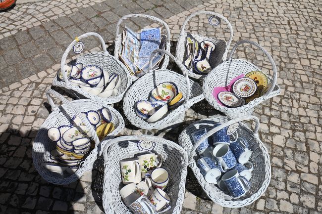 こんな風に外にディスプレイされているのも、雨のあまり降らない夏の欧州らしい。この修道院周辺にはお土産屋やレストランが集まっていた。