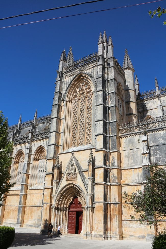 サントには１時間後と約束をする。バターリャの修道院は思っていたよりも大きかった。<br />バターリャとはポルトガル語で戦いの意味。スペインのカスティーリャ軍をポルトガル軍が打ち破り、ポルトガルの独立を守った際にジョアン一世が建てさせたようだ。