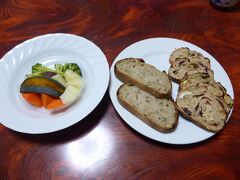 朝食。パンはル・プチメック東京のミッシュ、クランベリーとヘーゼルナッツ、チェリーとカシュナッツの3種類。蒸し野菜のパックはレンジで温めました。