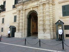 マルタ騎士団長の館。今月いっぱい内部見学不可とのことで見学できませんでした。残念。。