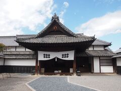 「真田邸」

１８６４年（元治元年）に松代藩９代藩主の真田幸教が義母の為に建て「新御殿」と呼ばれました。
明治以降は真田家住宅となったそうです
