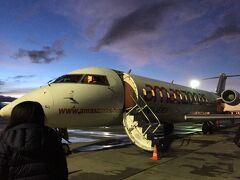 早朝ラパスのホテルを出発すると、空港までの道中、まだ夜景の美しいすり鉢状の街を見ることができました。

まだ明けきらないラパスで搭乗。
航空券は、webサイトで予約したamazonas air。たくさんの日本からの旅行者もいらっしゃいました。

35分ほどでウユニに到着。
ウユニ行きは午後になると風が出て欠航になる場合も多いそうです。