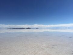 ランチ後、いよいよ水の張った場所にやってきました。
運転手兼ガイドさんは、自分たちの視界になるだけ他のグループが入らないよう、他のグループとの距離感を見ながら、また、コンディションの良い場所を探してくれます。

雲と向こうの山が、水鏡に映ります。