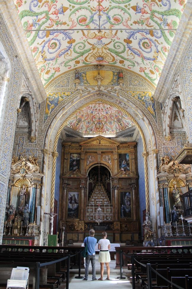 続いて隣の礼拝堂に入ろうとするも、扉は閉まっており入口の前で団体が待機して待っている。私は知らなかった。この礼拝堂の扉は常にしまっており、ドアをノックして中にいる人に扉を開けてもらうしくみだと言う事を。おそらくドイツ人であろう団体御一行様と一緒に入場する事になった。<br />