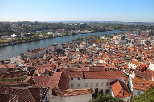 外へ出れる場所があったので出てみると、コインブラの街が一望できた。