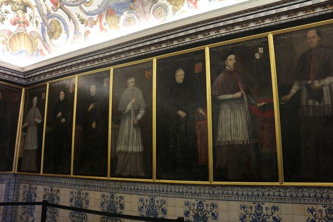 歴代の王の肖像画。