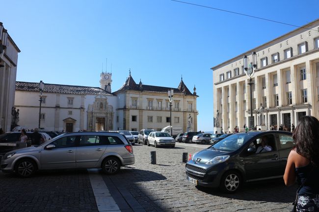 ここコインブラの見所は旧コインブラ大学。入場するには、まず左側にあるチケット売り場でチケットを買う。我々は図書館、帽子の間のセットを購入。正直大学内では図書館しか見所がないと思っていたのだが、色々なセット券が発売されていてとまどった。<br />どれが良いんだ？幸いチケット売り場は空いていたので、売り場のお兄さんに薦められたセット券を購入した。<br />そしてこの時に、図書館に入る時間を手書きで書いてくれた。待ち時間はほぼなく10分後の入場時刻だった。