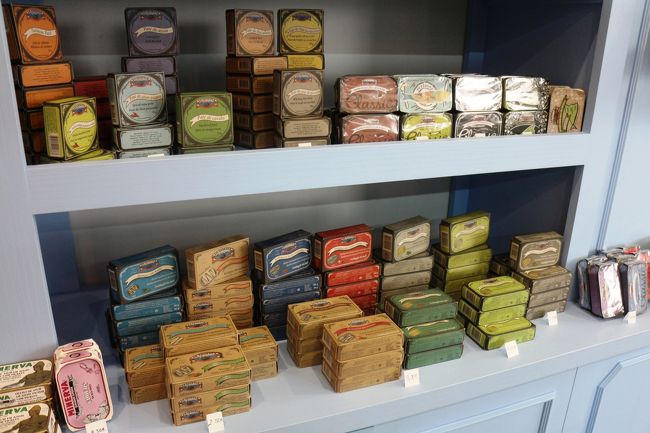 なるほど、店内は非常にかわいらしい。まるで石鹸を売っているようである。旅はまだ２日目。とりあえずいくつかパケ買いし、自分達で味見をしてからお土産として再度購入しようと思った。