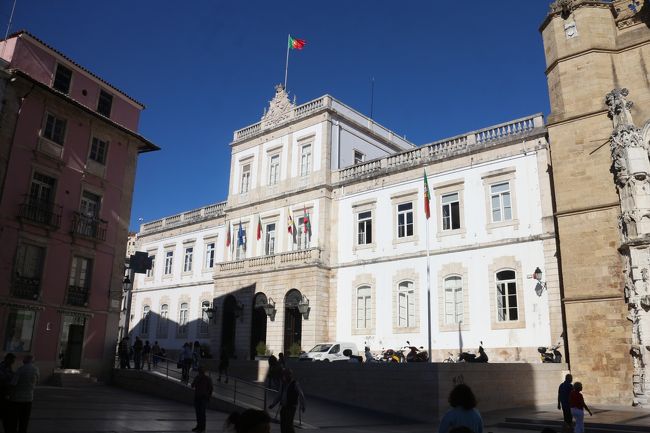 修道院の隣の市庁舎。